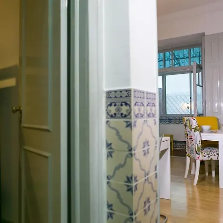 بيت شباب So Far So Homely *