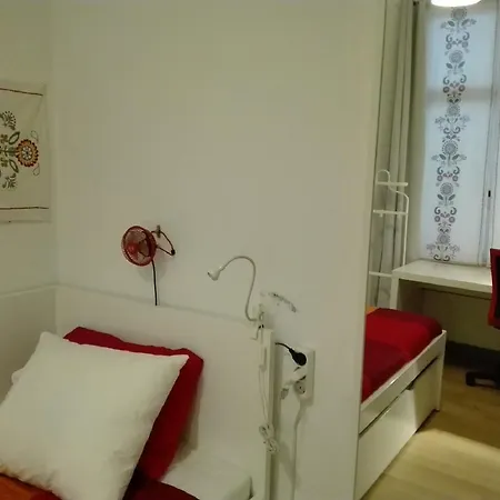 So Far So Homely بيت شباب *