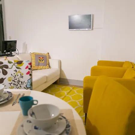 So Far So Homely بيت شباب *