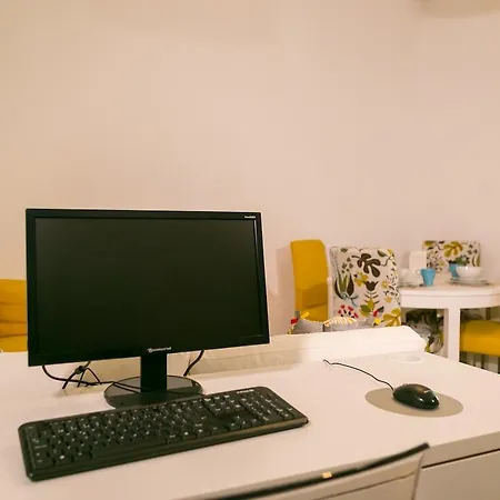 بيت شباب So Far So Homely *